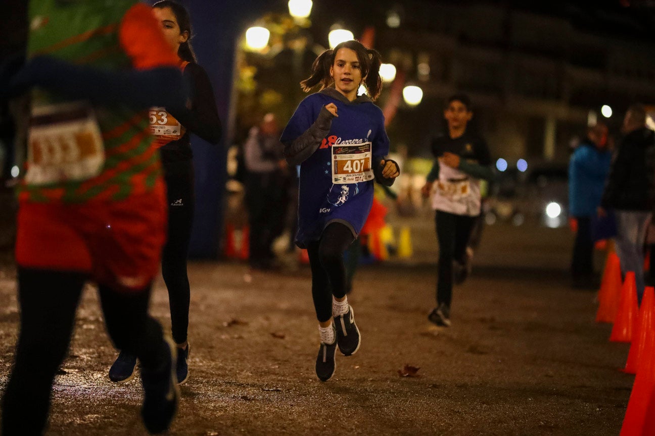 Ni el mal tiempo ni el frío han impedido que decenas de niños hayan partido en las carreras de las distintas categorías de esta tradicional carrera navideña