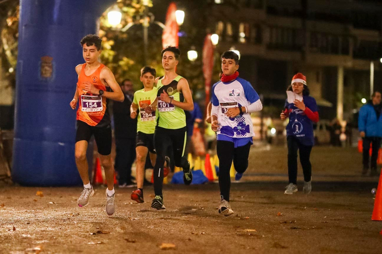 Ni el mal tiempo ni el frío han impedido que decenas de niños hayan partido en las carreras de las distintas categorías de esta tradicional carrera navideña