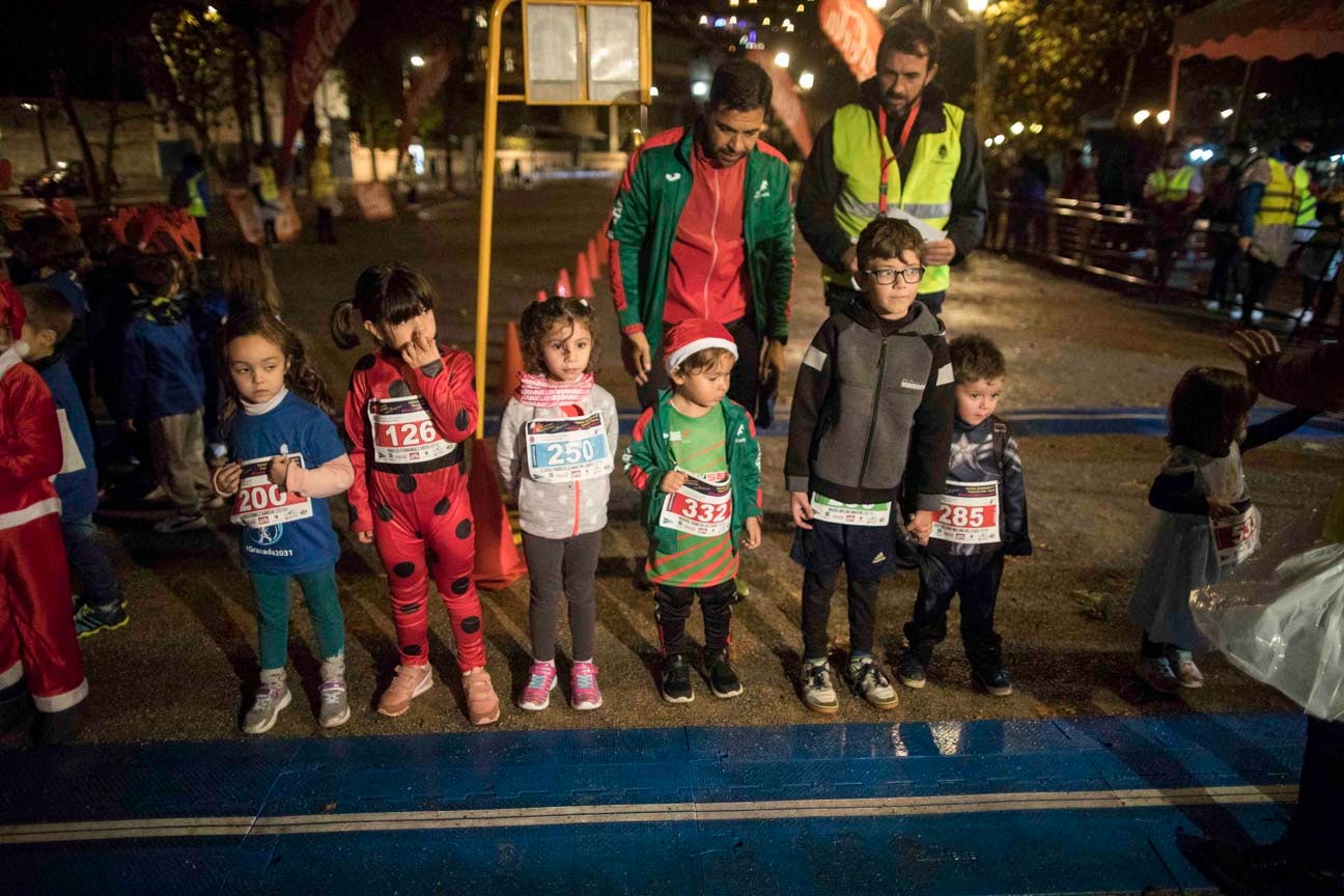 Ni el mal tiempo ni el frío han impedido que decenas de niños hayan partido en las carreras de las distintas categorías de esta tradicional carrera navideña