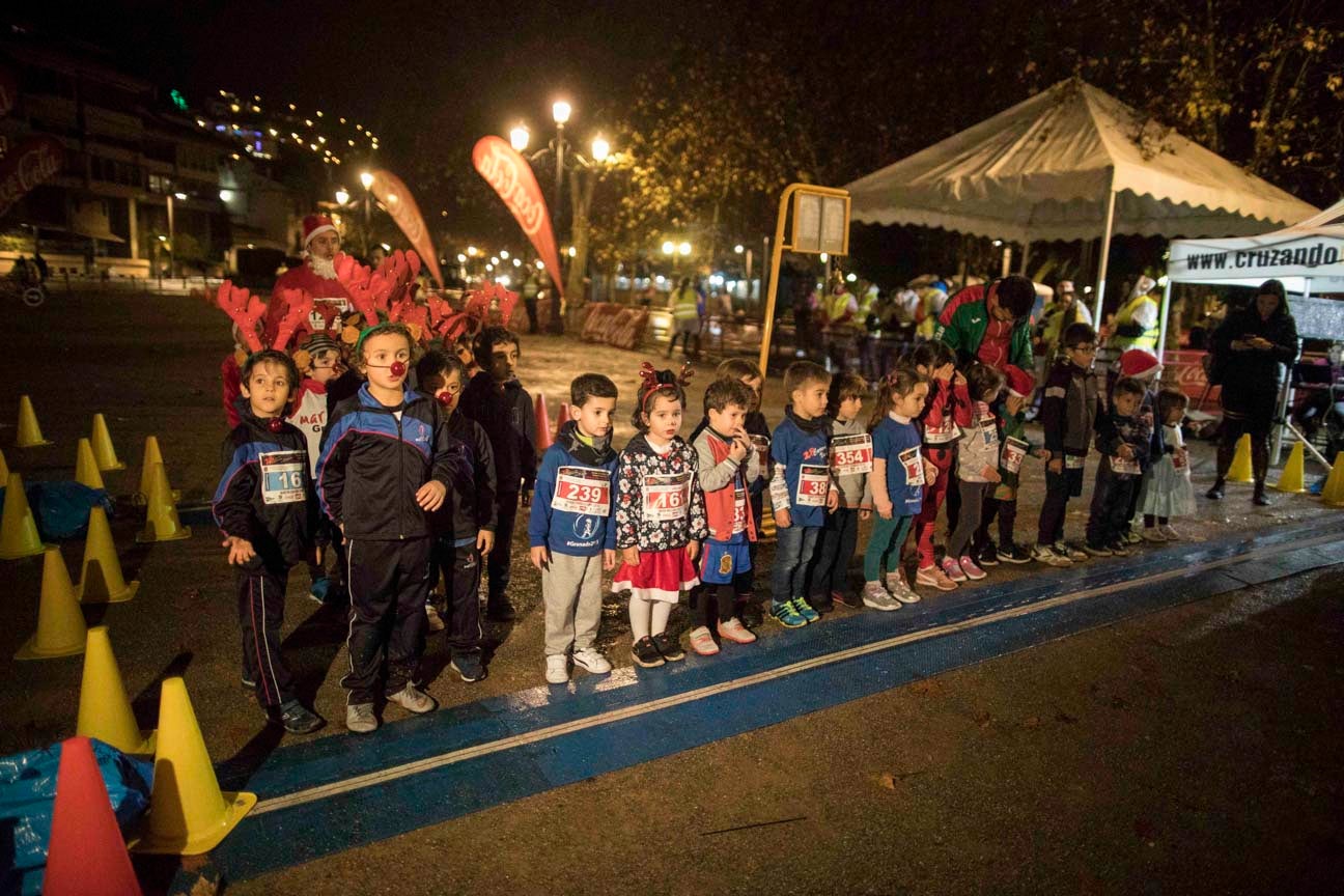 Ni el mal tiempo ni el frío han impedido que decenas de niños hayan partido en las carreras de las distintas categorías de esta tradicional carrera navideña