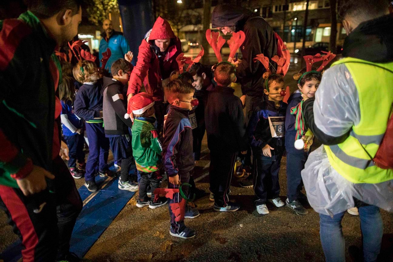 Ni el mal tiempo ni el frío han impedido que decenas de niños hayan partido en las carreras de las distintas categorías de esta tradicional carrera navideña