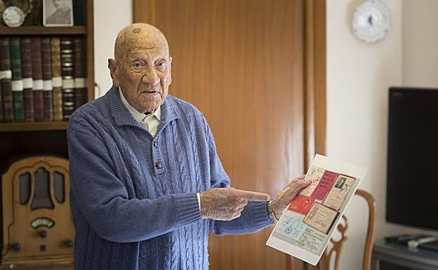 Pepe Díaz muestra su colección de carnés del PSOE.