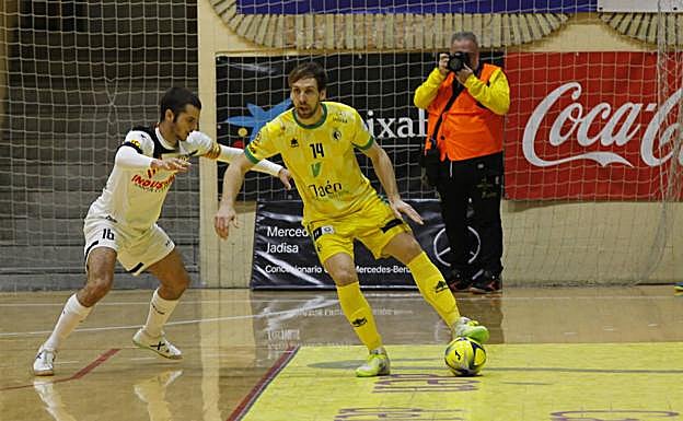 El argentino Alan Brandi pisa el esférico durante un partido en Jaén. 