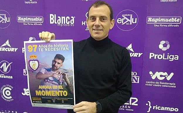 El técnico del conjunto blanco posa con el cartel de la campaña de abonados.