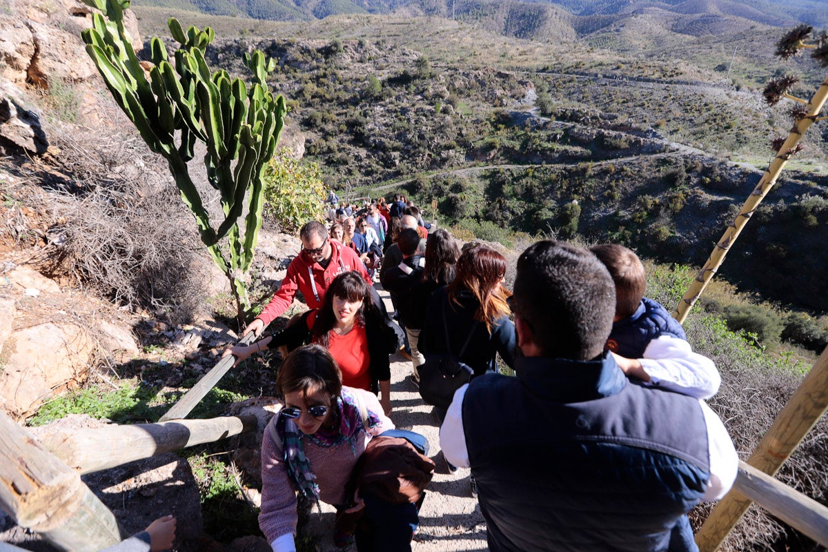 Cientos de personas se han acercado hoy, un año más, a disfrutar del espectacular Belén viviente de Los Tablones