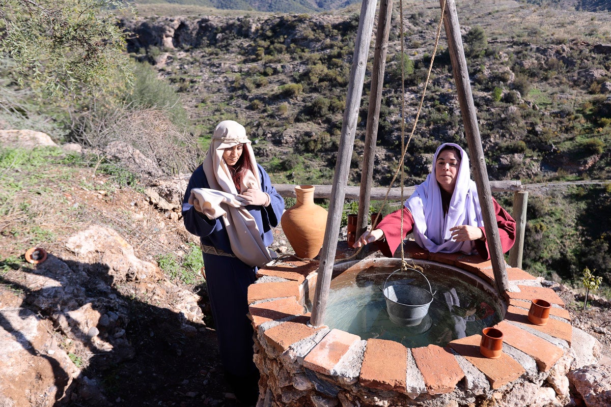 Cientos de personas se han acercado hoy, un año más, a disfrutar del espectacular Belén viviente de Los Tablones