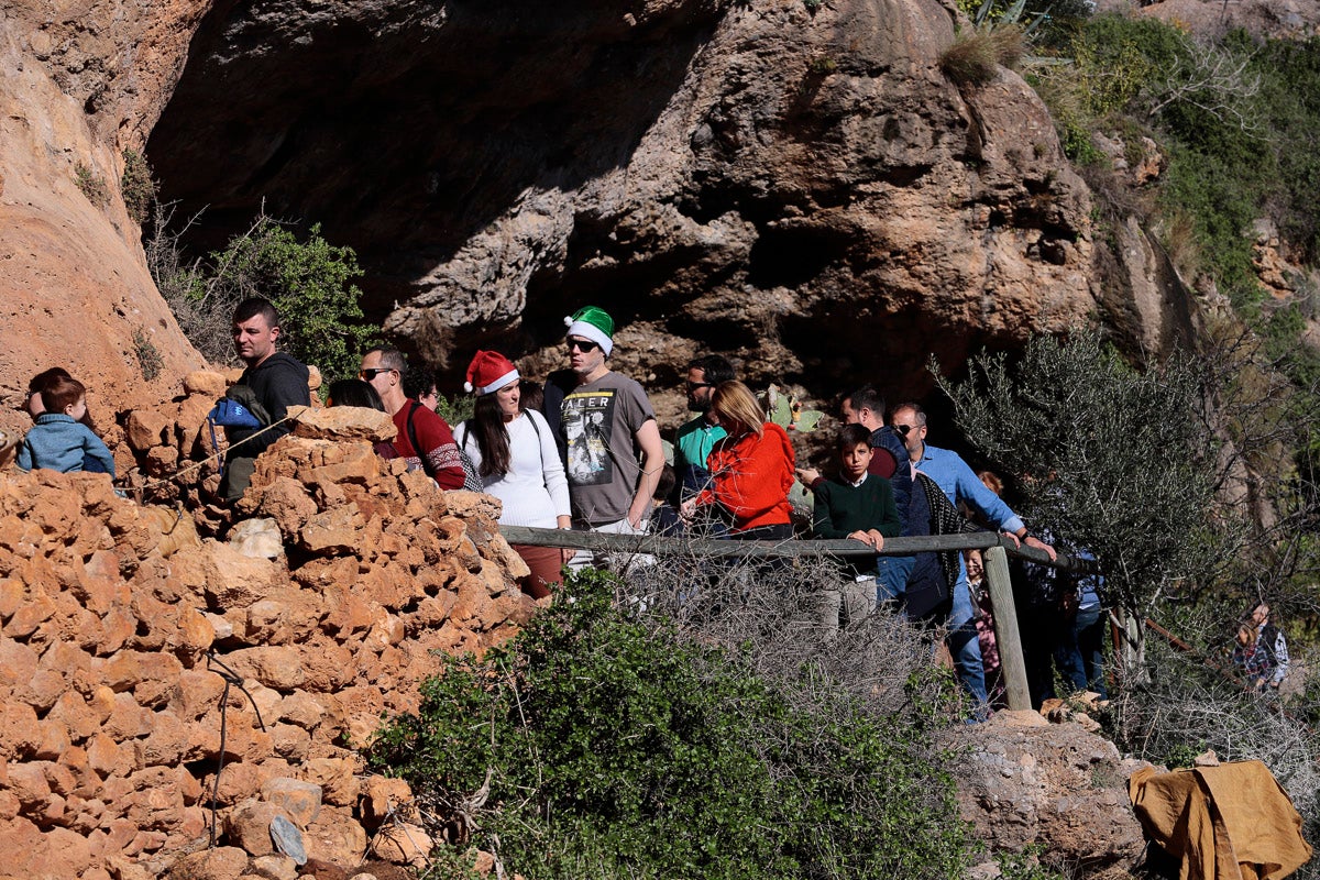 Cientos de personas se han acercado hoy, un año más, a disfrutar del espectacular Belén viviente de Los Tablones