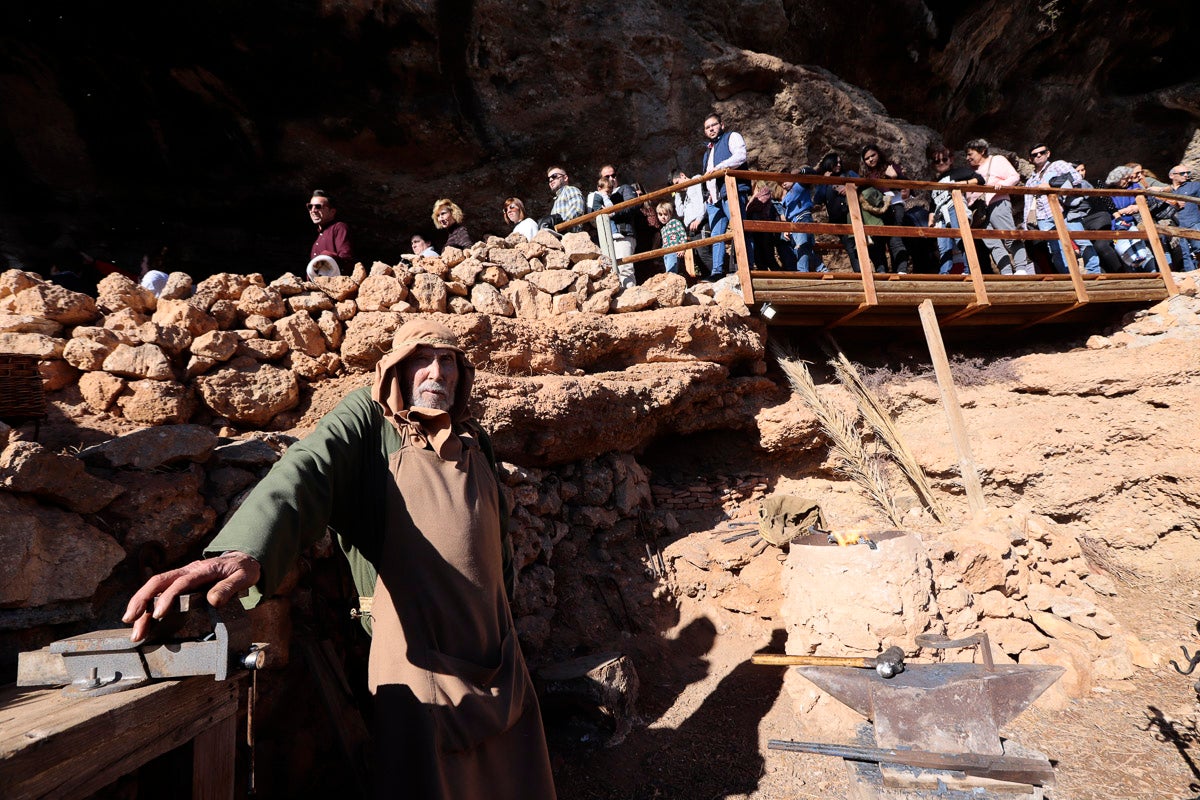 Cientos de personas se han acercado hoy, un año más, a disfrutar del espectacular Belén viviente de Los Tablones