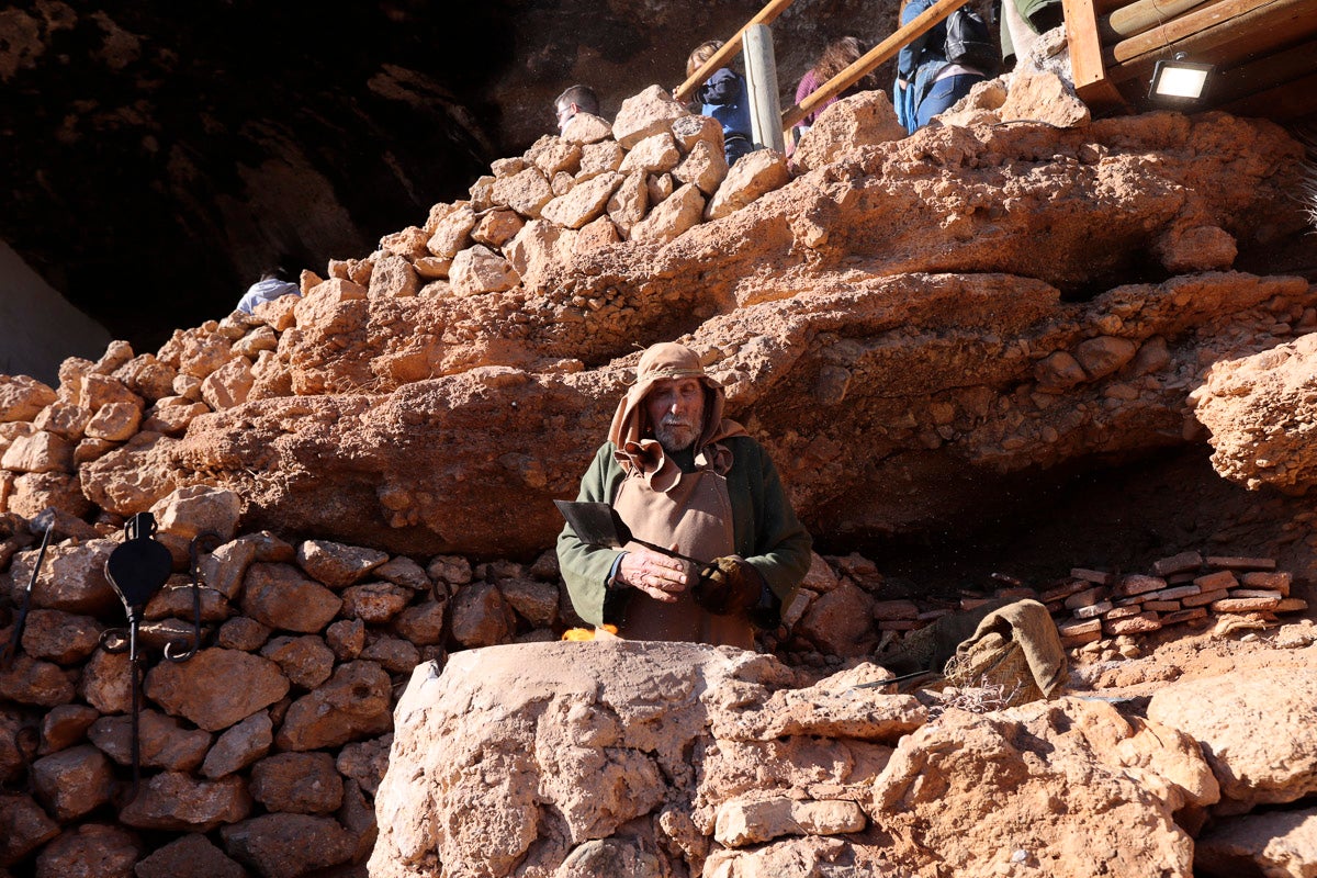 Cientos de personas se han acercado hoy, un año más, a disfrutar del espectacular Belén viviente de Los Tablones