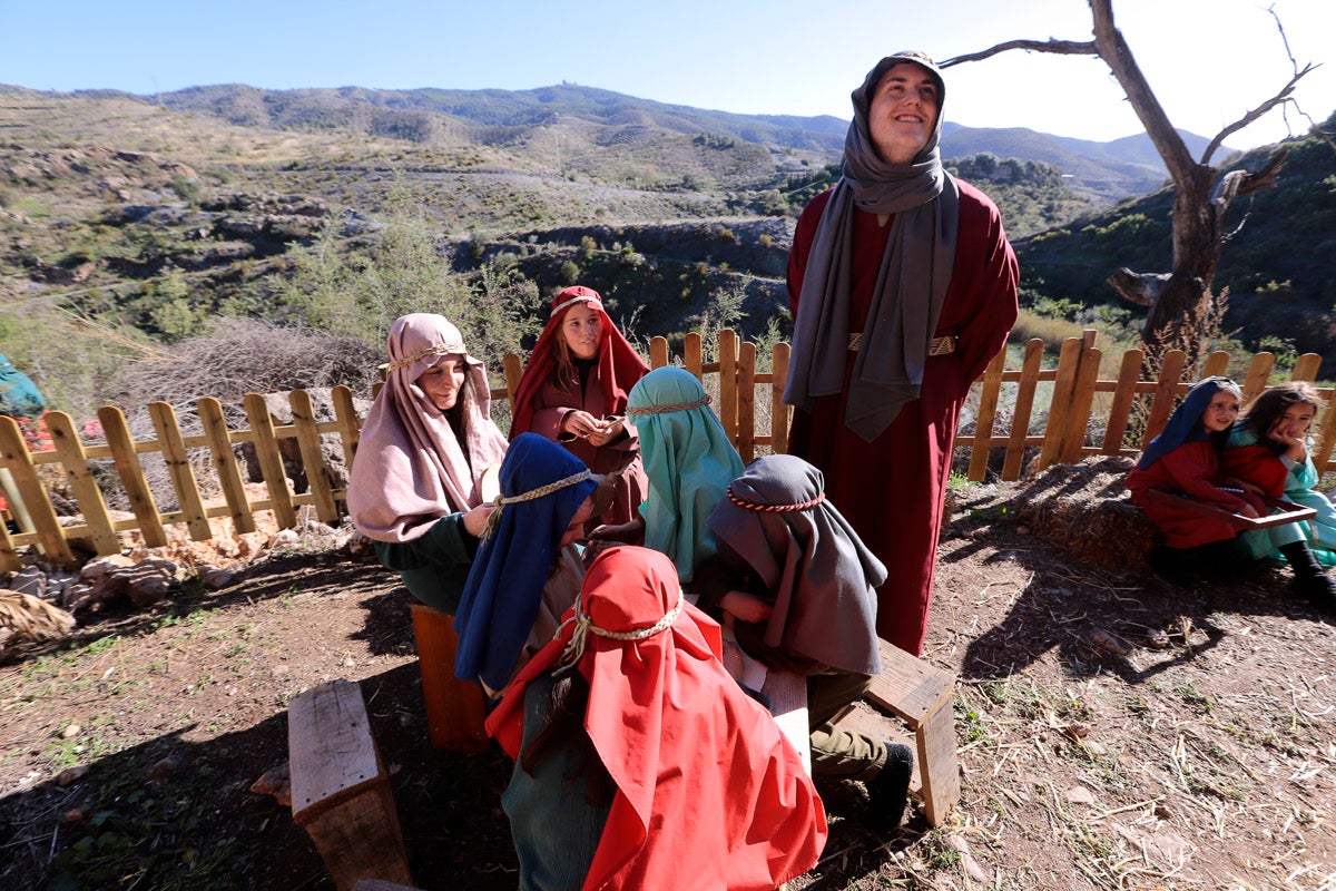Cientos de personas se han acercado hoy, un año más, a disfrutar del espectacular Belén viviente de Los Tablones