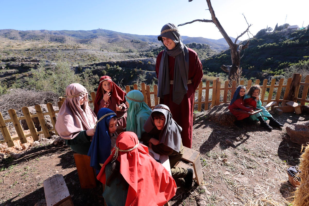 Cientos de personas se han acercado hoy, un año más, a disfrutar del espectacular Belén viviente de Los Tablones