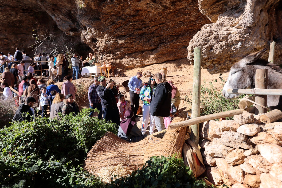 Cientos de personas se han acercado hoy, un año más, a disfrutar del espectacular Belén viviente de Los Tablones