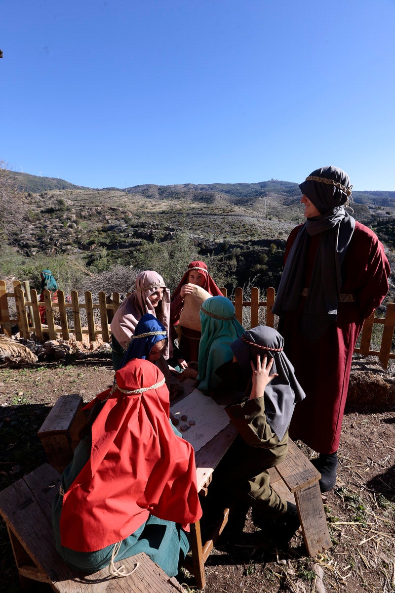 Cientos de personas se han acercado hoy, un año más, a disfrutar del espectacular Belén viviente de Los Tablones