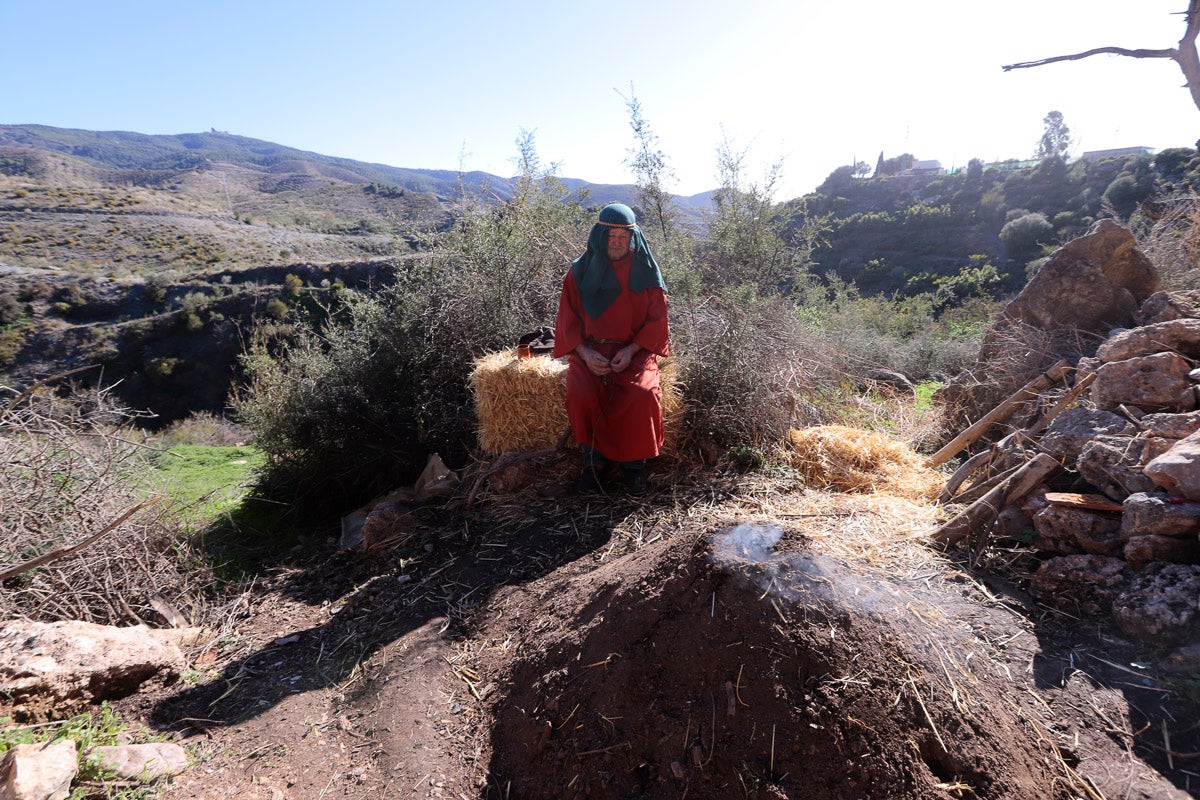 Cientos de personas se han acercado hoy, un año más, a disfrutar del espectacular Belén viviente de Los Tablones