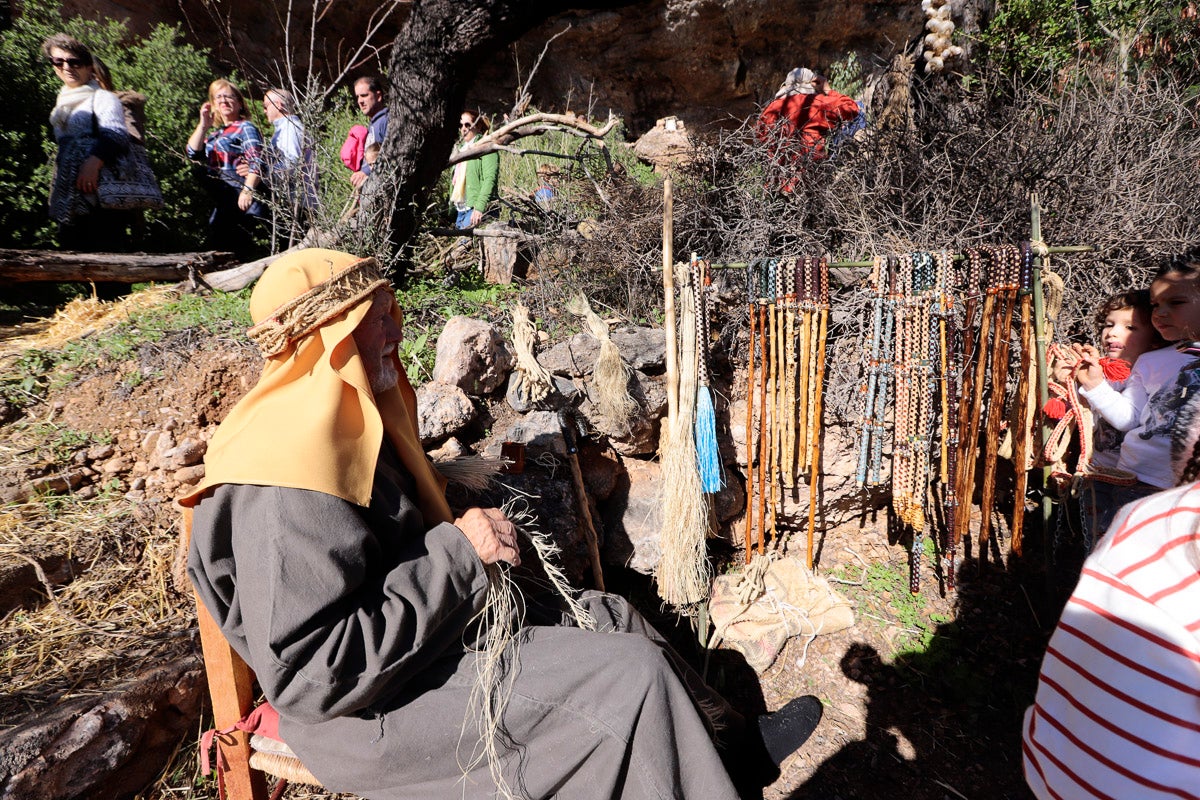 Cientos de personas se han acercado hoy, un año más, a disfrutar del espectacular Belén viviente de Los Tablones