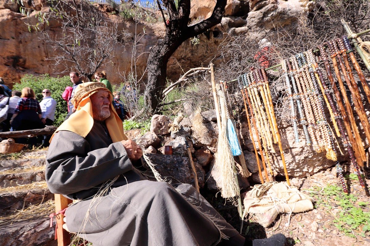 Cientos de personas se han acercado hoy, un año más, a disfrutar del espectacular Belén viviente de Los Tablones