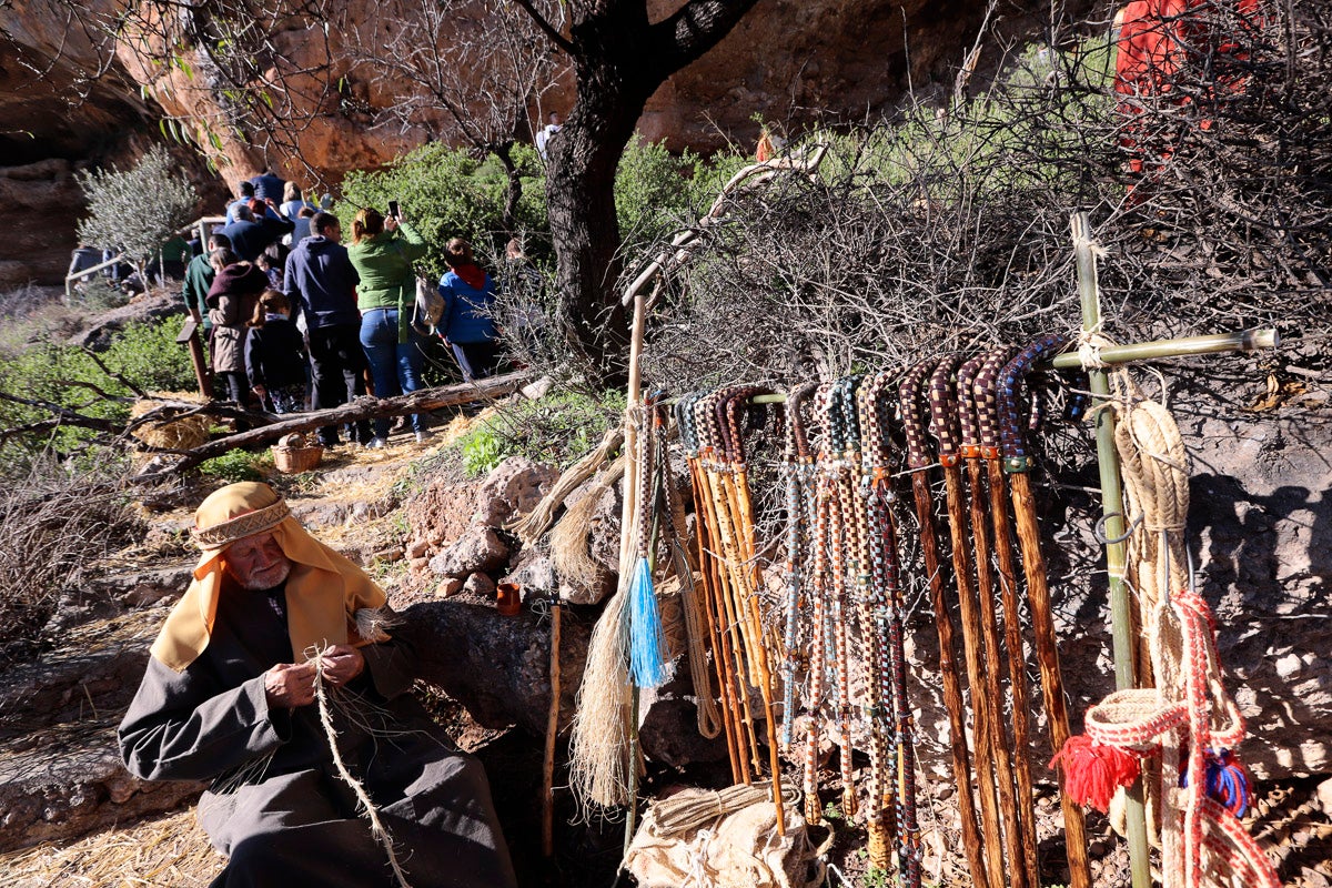 Cientos de personas se han acercado hoy, un año más, a disfrutar del espectacular Belén viviente de Los Tablones