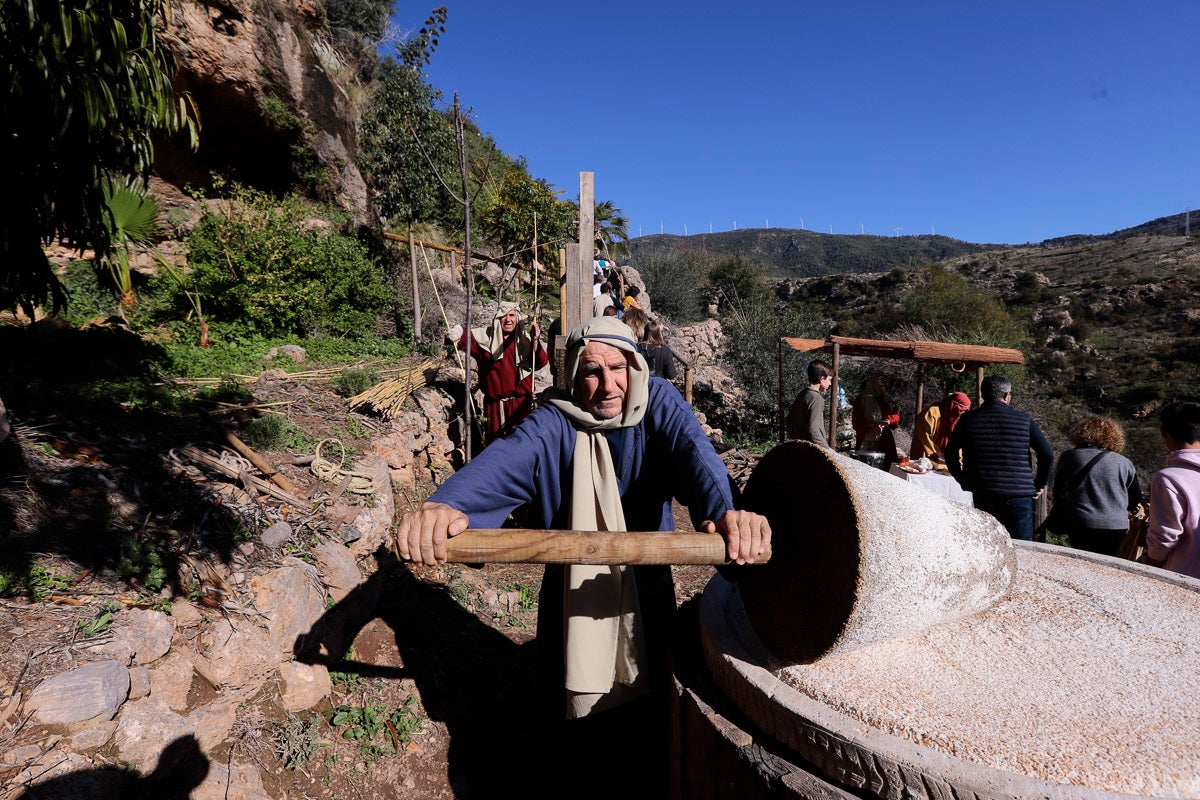Cientos de personas se han acercado hoy, un año más, a disfrutar del espectacular Belén viviente de Los Tablones