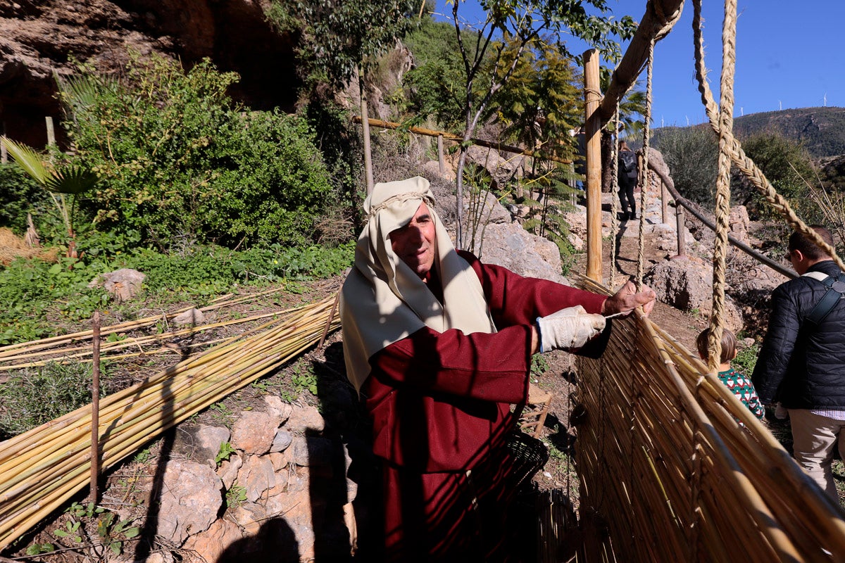 Cientos de personas se han acercado hoy, un año más, a disfrutar del espectacular Belén viviente de Los Tablones