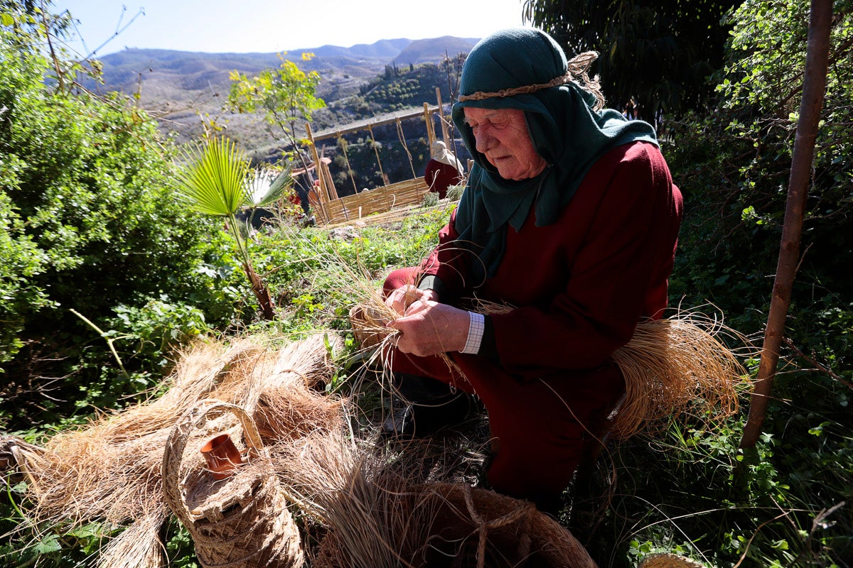 Cientos de personas se han acercado hoy, un año más, a disfrutar del espectacular Belén viviente de Los Tablones