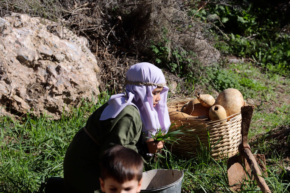 Cientos de personas se han acercado hoy, un año más, a disfrutar del espectacular Belén viviente de Los Tablones