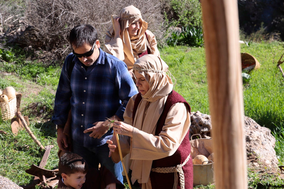 Cientos de personas se han acercado hoy, un año más, a disfrutar del espectacular Belén viviente de Los Tablones