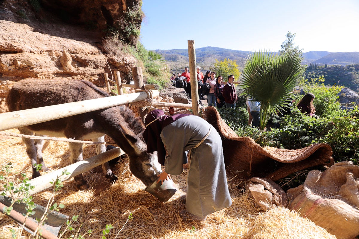 Cientos de personas se han acercado hoy, un año más, a disfrutar del espectacular Belén viviente de Los Tablones