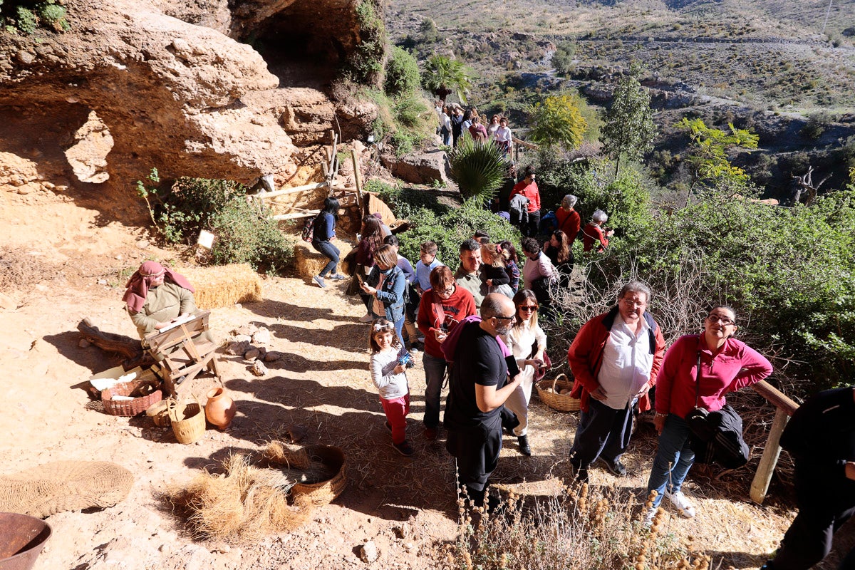 Cientos de personas se han acercado hoy, un año más, a disfrutar del espectacular Belén viviente de Los Tablones