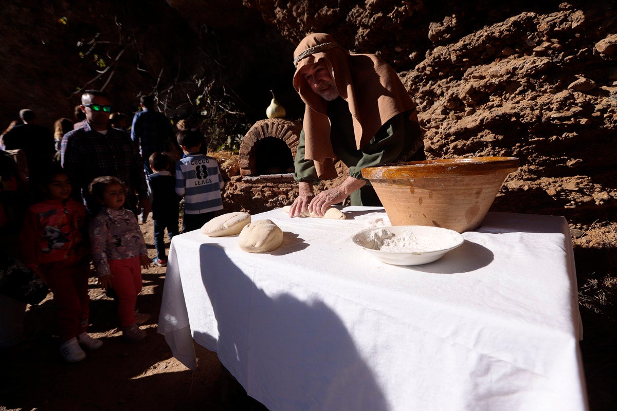 Cientos de personas se han acercado hoy, un año más, a disfrutar del espectacular Belén viviente de Los Tablones