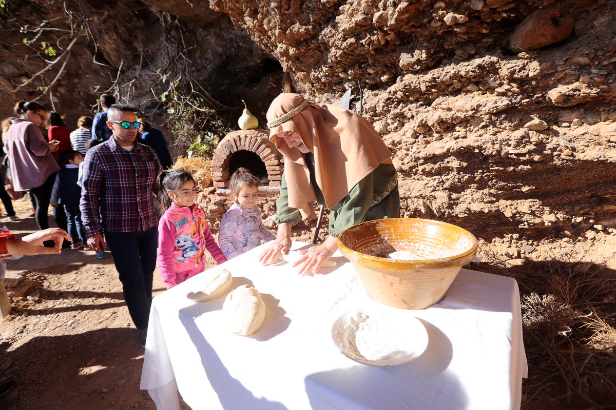 Cientos de personas se han acercado hoy, un año más, a disfrutar del espectacular Belén viviente de Los Tablones