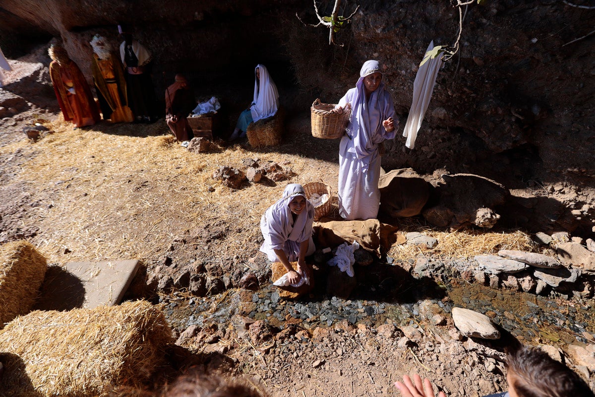 Cientos de personas se han acercado hoy, un año más, a disfrutar del espectacular Belén viviente de Los Tablones