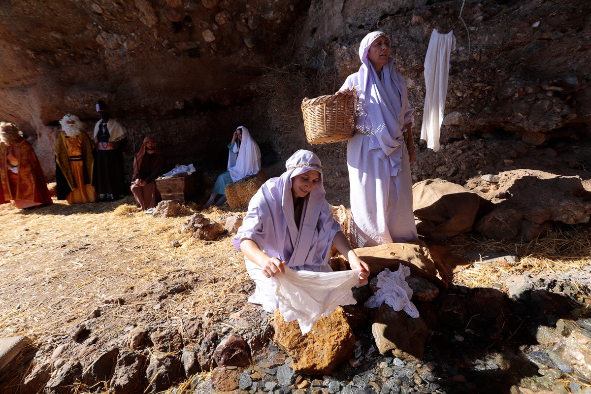 Cientos de personas se han acercado hoy, un año más, a disfrutar del espectacular Belén viviente de Los Tablones