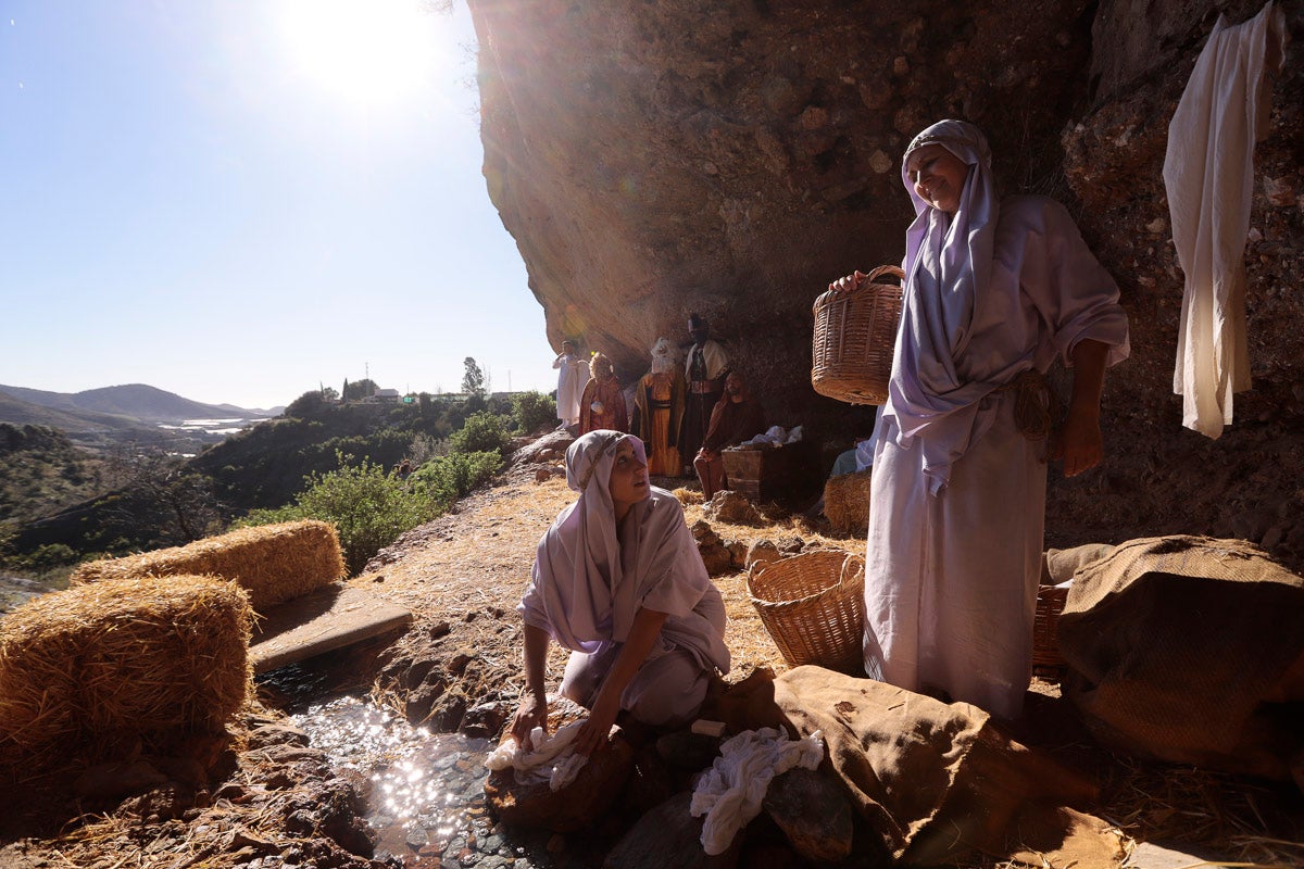 Cientos de personas se han acercado hoy, un año más, a disfrutar del espectacular Belén viviente de Los Tablones