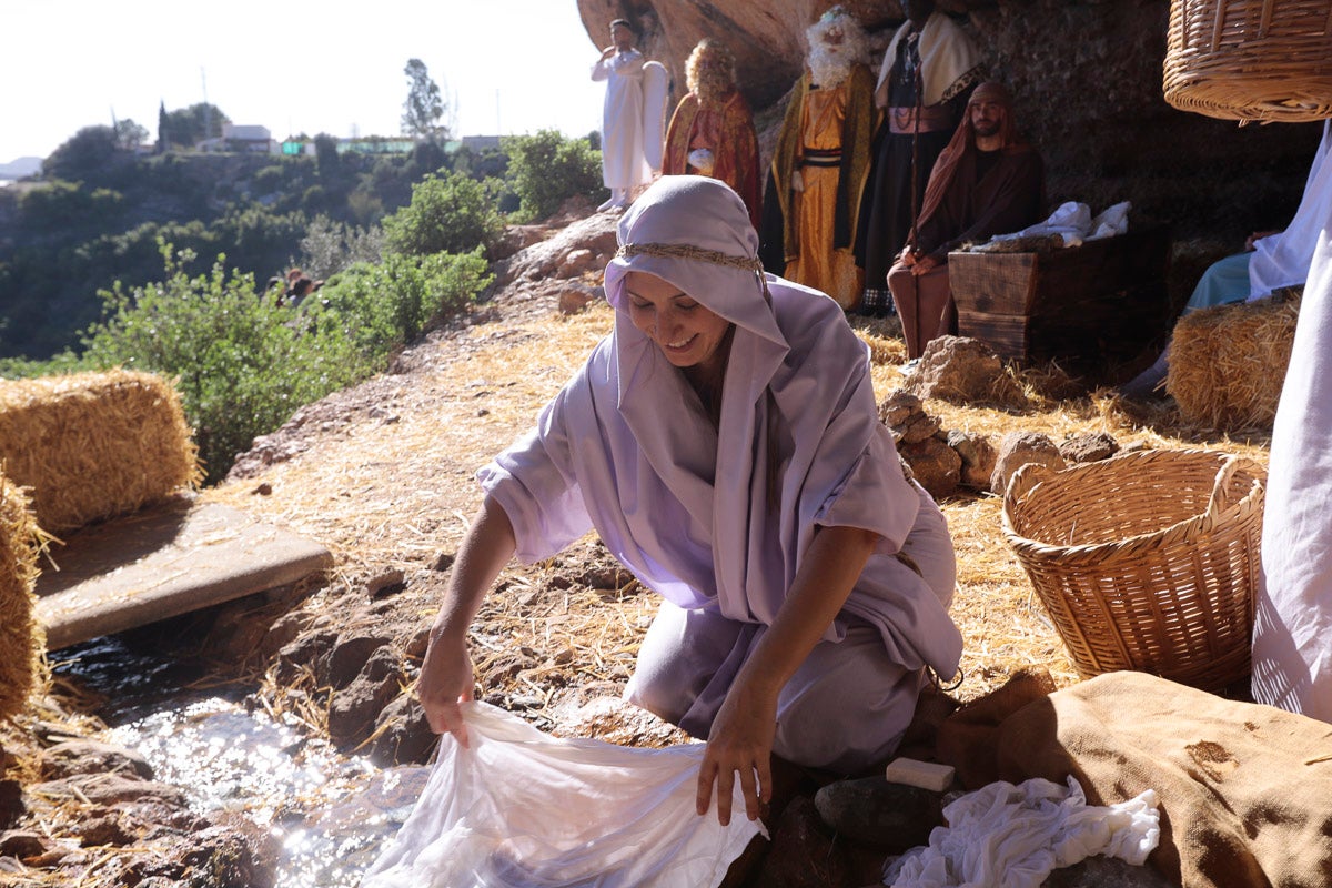 Cientos de personas se han acercado hoy, un año más, a disfrutar del espectacular Belén viviente de Los Tablones