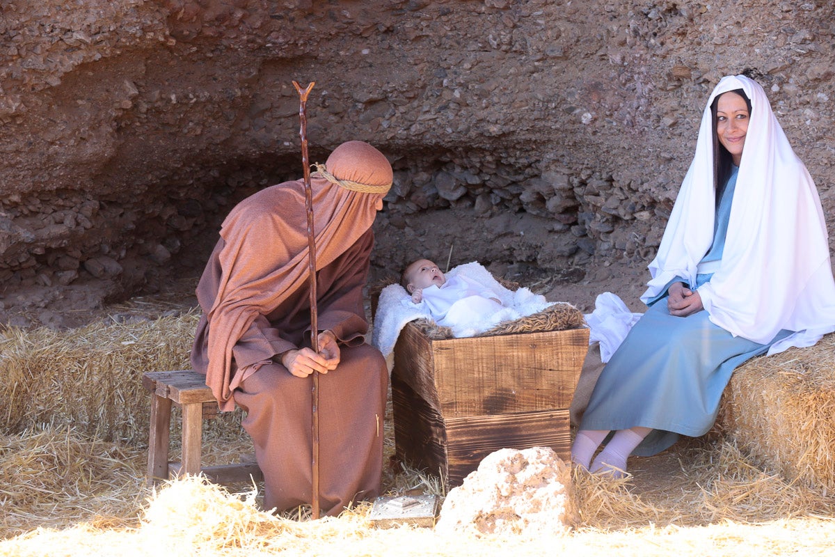 Cientos de personas se han acercado hoy, un año más, a disfrutar del espectacular Belén viviente de Los Tablones