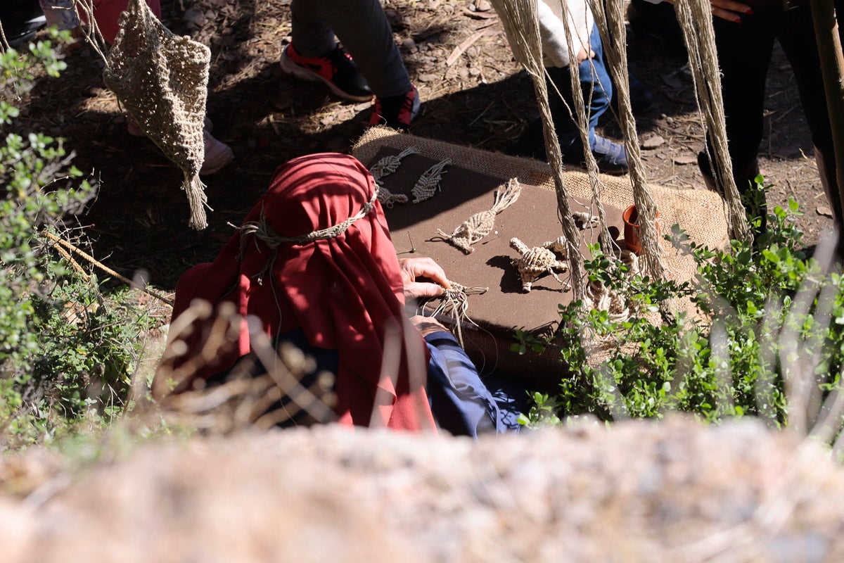 Cientos de personas se han acercado hoy, un año más, a disfrutar del espectacular Belén viviente de Los Tablones