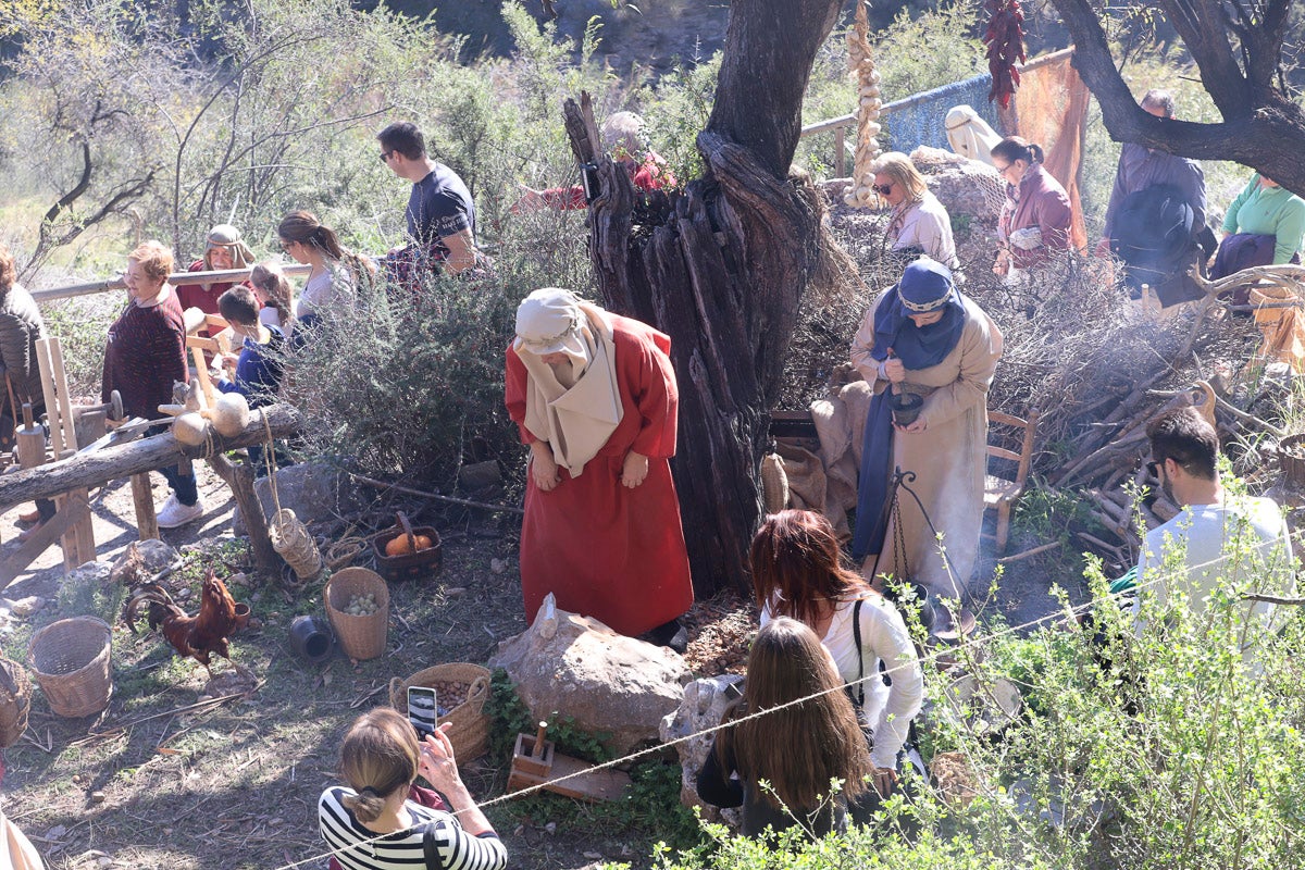 Cientos de personas se han acercado hoy, un año más, a disfrutar del espectacular Belén viviente de Los Tablones