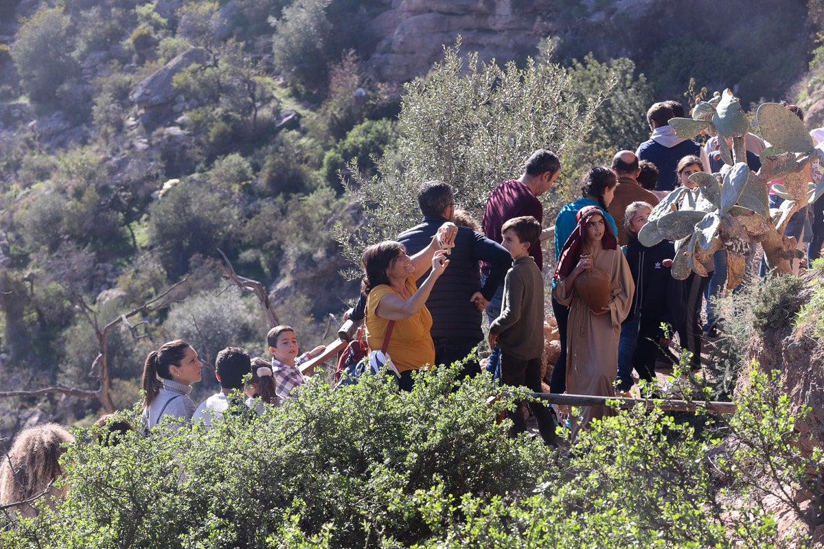 Cientos de personas se han acercado hoy, un año más, a disfrutar del espectacular Belén viviente de Los Tablones