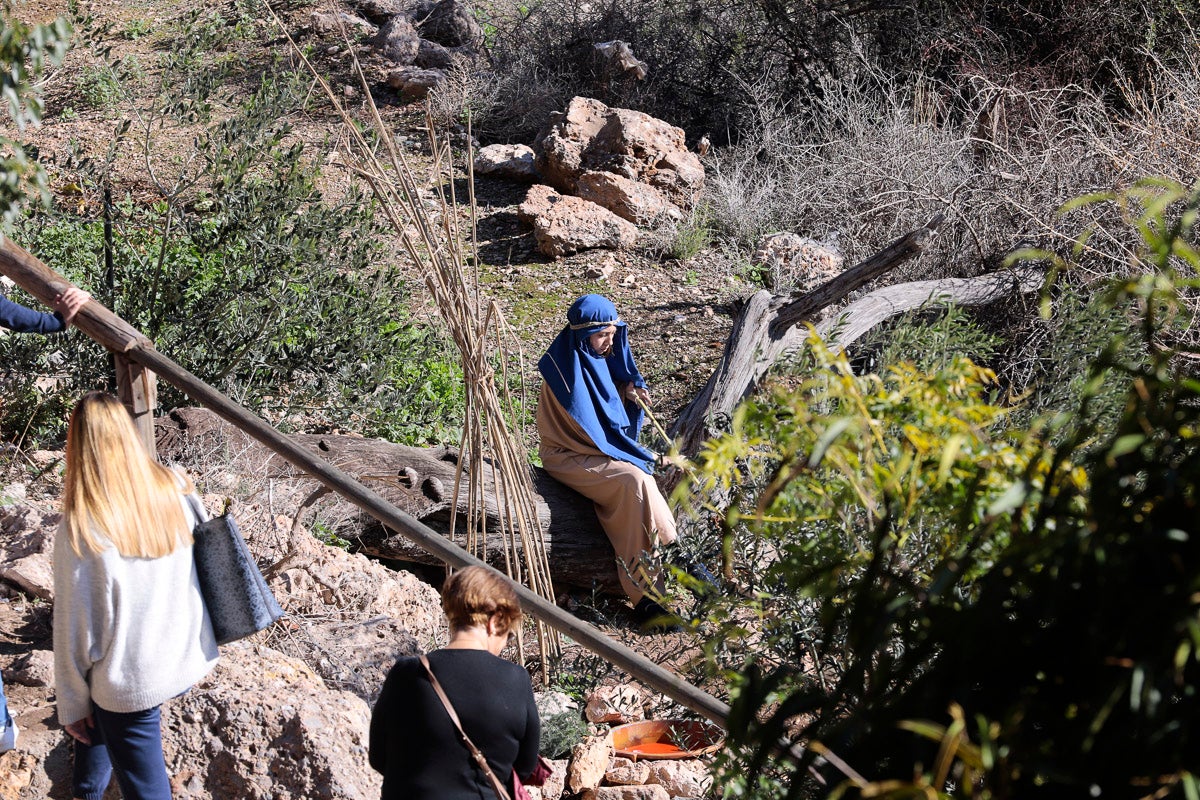 Cientos de personas se han acercado hoy, un año más, a disfrutar del espectacular Belén viviente de Los Tablones