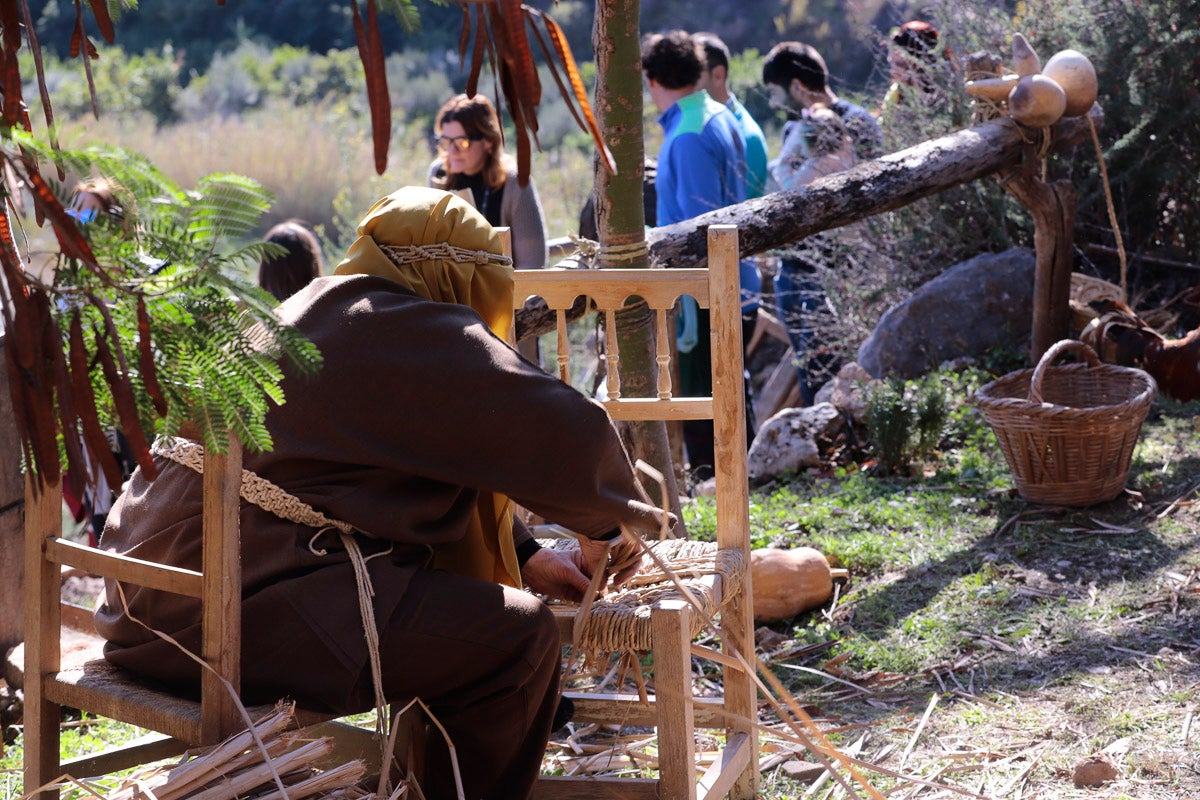 Cientos de personas se han acercado hoy, un año más, a disfrutar del espectacular Belén viviente de Los Tablones