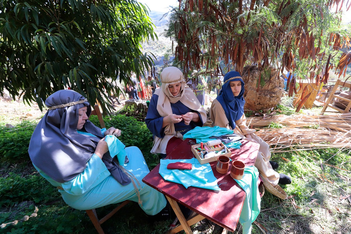 Cientos de personas se han acercado hoy, un año más, a disfrutar del espectacular Belén viviente de Los Tablones