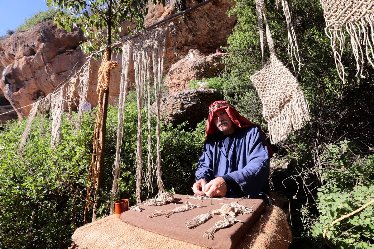 Cientos de personas se han acercado hoy, un año más, a disfrutar del espectacular Belén viviente de Los Tablones