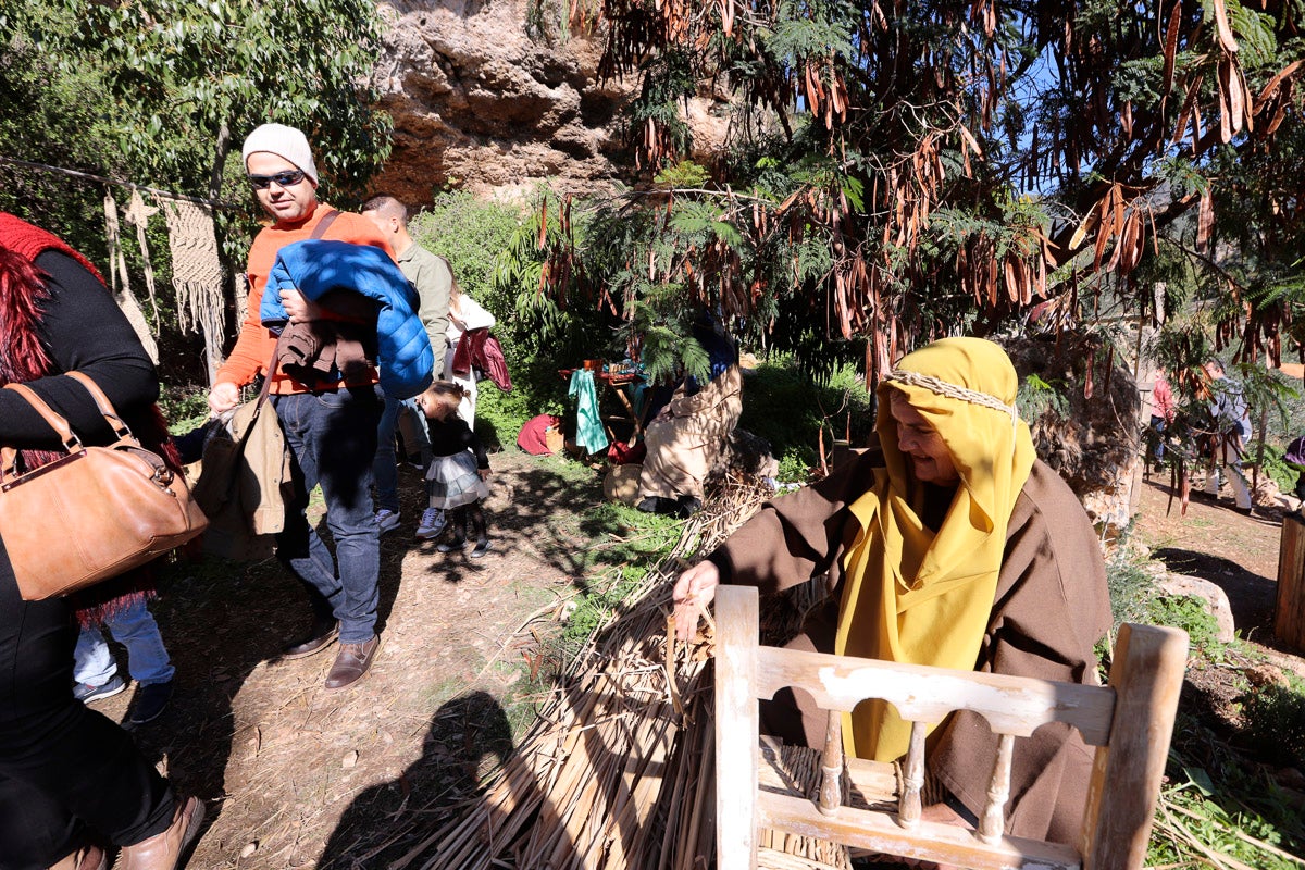 Cientos de personas se han acercado hoy, un año más, a disfrutar del espectacular Belén viviente de Los Tablones