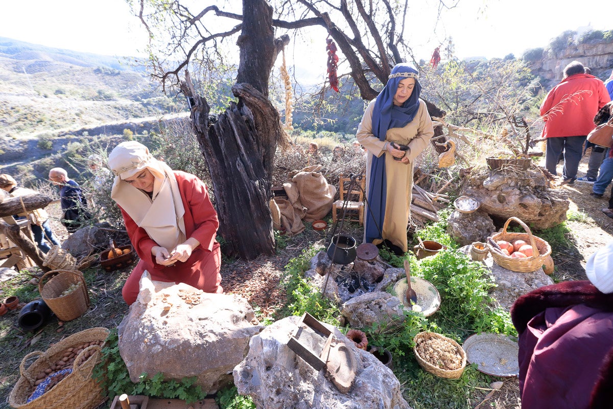 Cientos de personas se han acercado hoy, un año más, a disfrutar del espectacular Belén viviente de Los Tablones