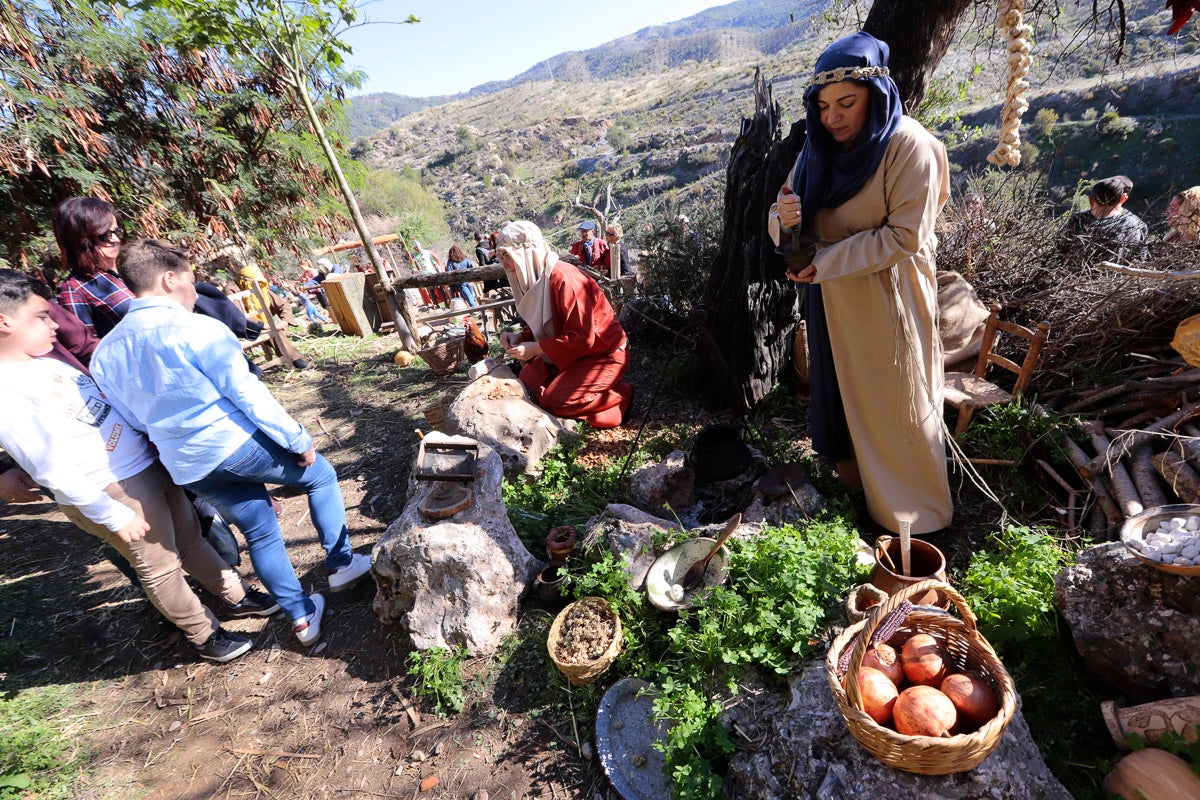 Cientos de personas se han acercado hoy, un año más, a disfrutar del espectacular Belén viviente de Los Tablones