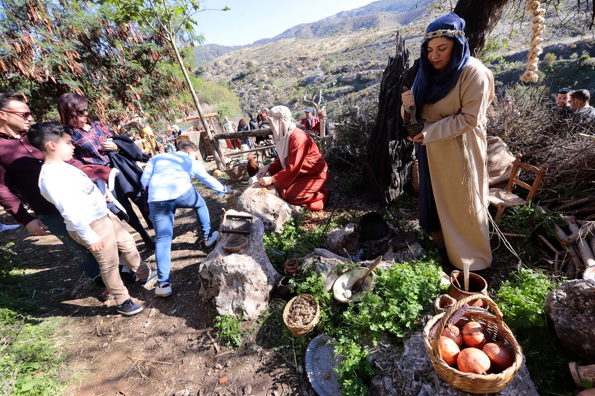 Cientos de personas se han acercado hoy, un año más, a disfrutar del espectacular Belén viviente de Los Tablones