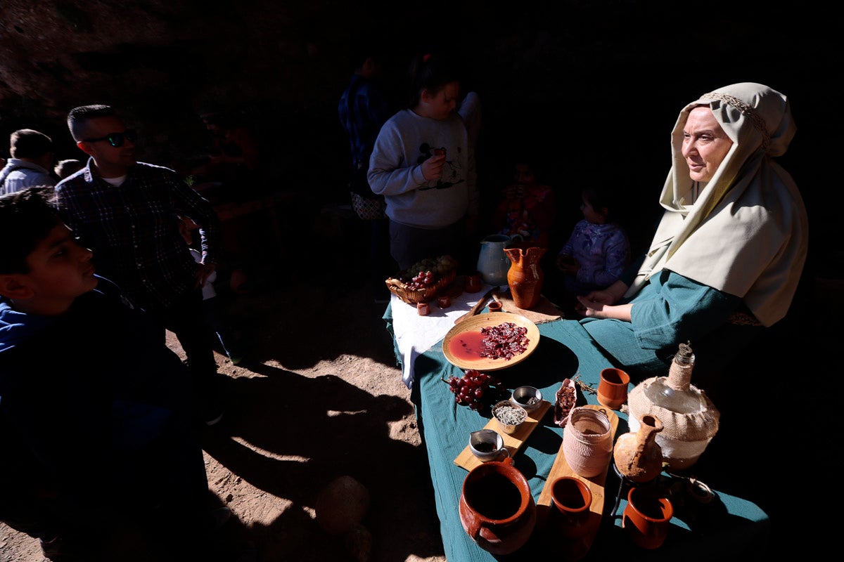 Cientos de personas se han acercado hoy, un año más, a disfrutar del espectacular Belén viviente de Los Tablones