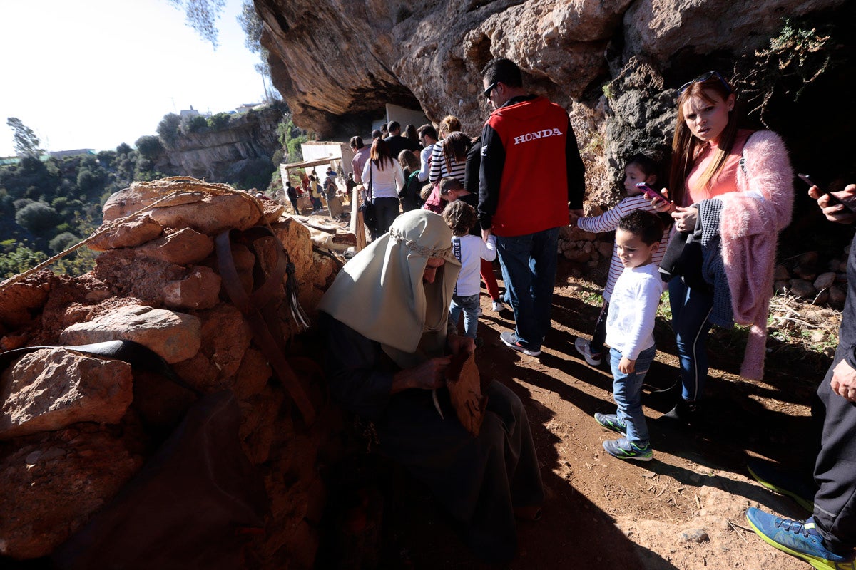 Cientos de personas se han acercado hoy, un año más, a disfrutar del espectacular Belén viviente de Los Tablones