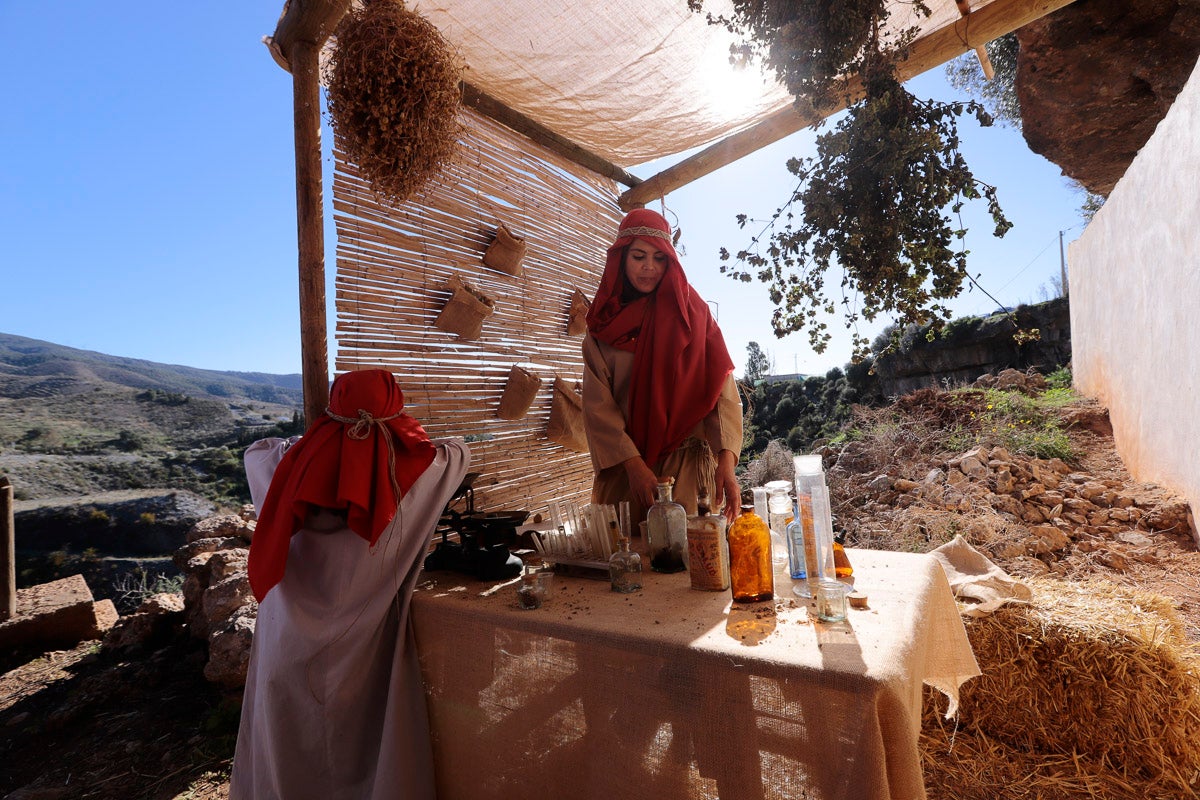 Cientos de personas se han acercado hoy, un año más, a disfrutar del espectacular Belén viviente de Los Tablones