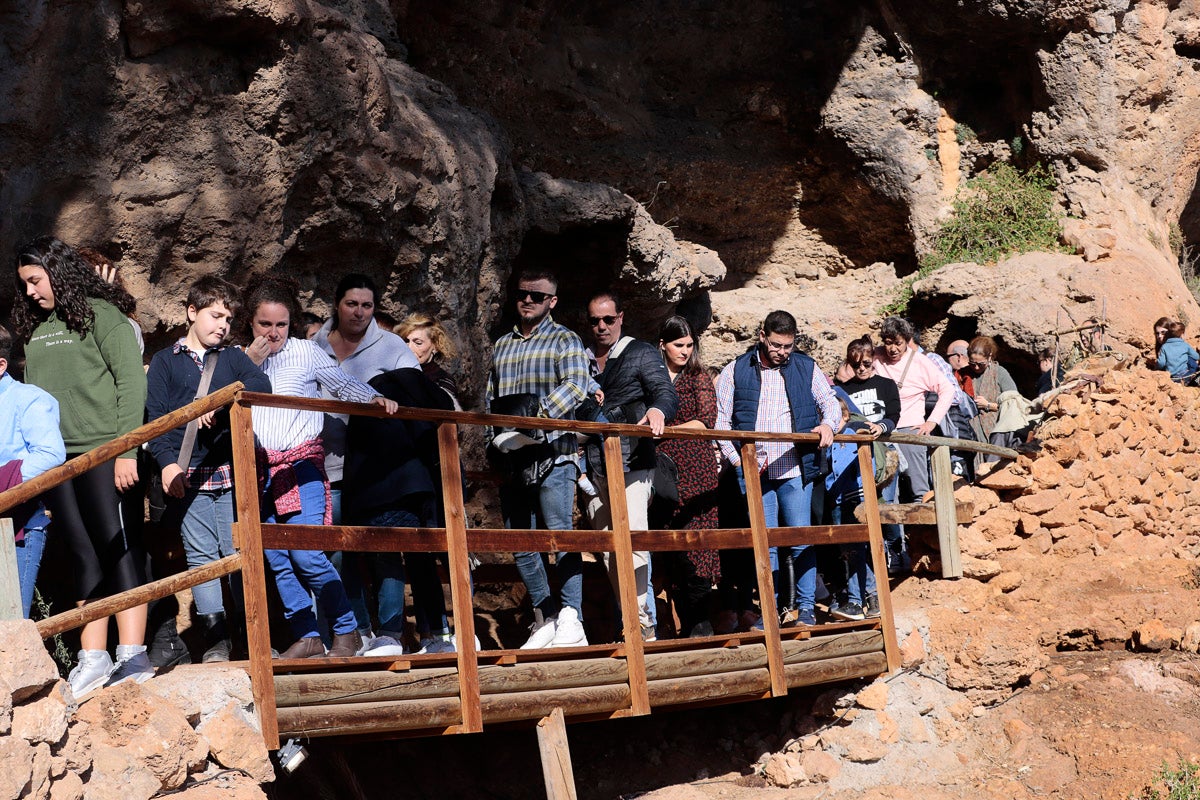 Cientos de personas se han acercado hoy, un año más, a disfrutar del espectacular Belén viviente de Los Tablones